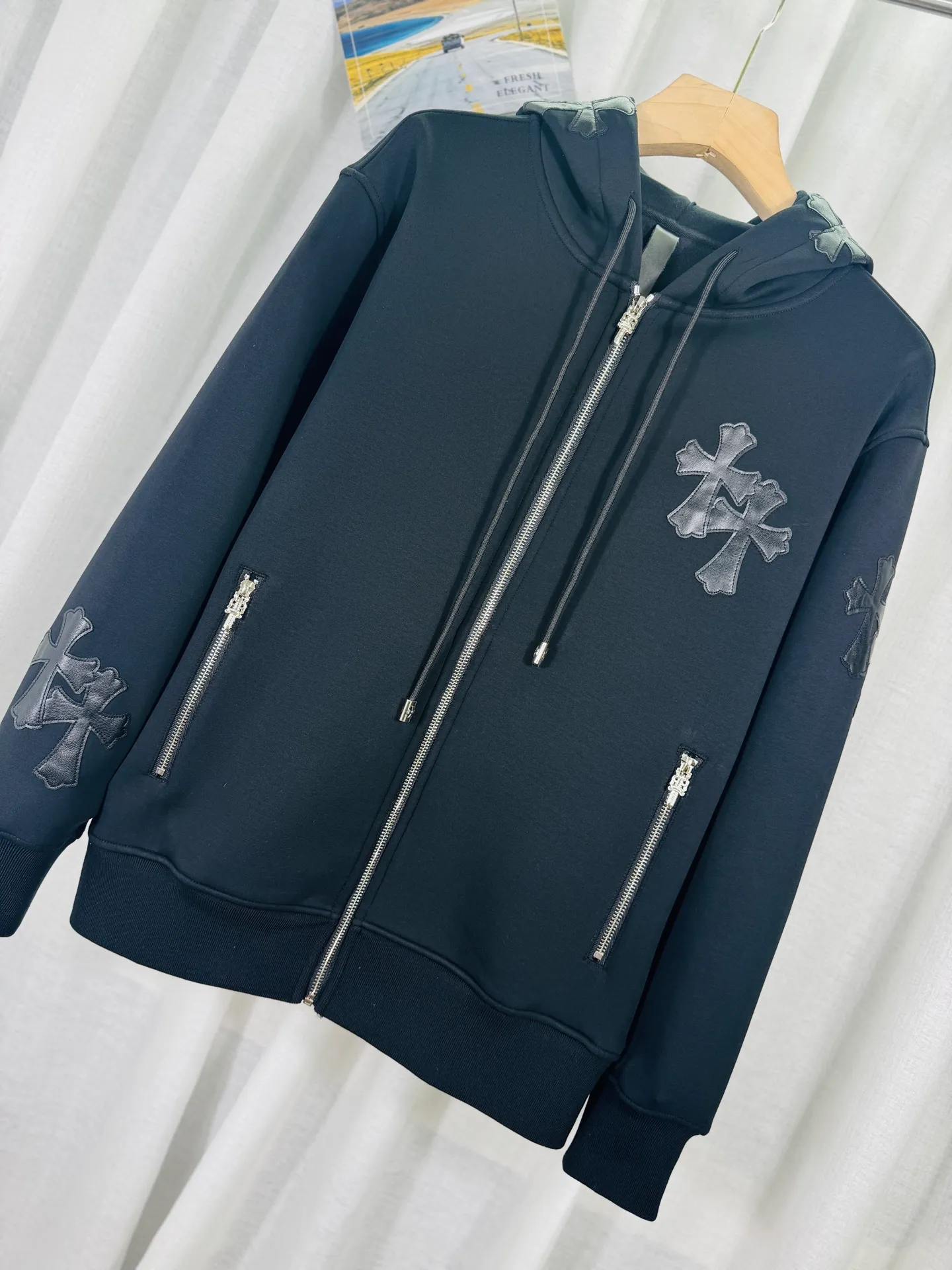 P380 top version, real shot without P, ​​different from market currency) 𝗖𝗵𝗿𝗼𝗺𝗲 𝗛𝗲𝗮𝗿𝘁𝘀/Cro Heart 2025 washed and burned flower patch embroidered autumn and winter new original single counter American patchwork 3D three-dimensional couple casual cardigan plus velvet sweatshirt 👑The highest version! Customized fabric 480g tripe terry fabric! American acid-washed and distressed original fabric, laser burning + patch embroidery, exquisite embroidery of letters! The best-selling model in the counter, very comfortable to wear. Accessories: original molded and authenticated collar label➕100% silk wash label. Genuine purchase-grade original hangtag➕matching hanging rope➕3D hanging beads➕original packaging bag. Craftsmanship: The original version has consistent wiring! The highest version of the armhole matching technique! Color: Black Size: S M L XL Style No.: 609